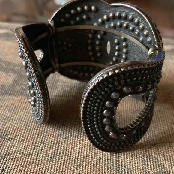 Gorgeous brass tone and rhinestone clamper bracelet - Picture 3 of 5